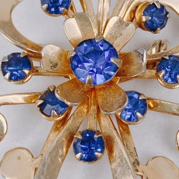 Vintage 1940s Gold Tone Brooch Blue Rhinestone Mid Century Floral Pin Jewelry - Picture 5 of 10